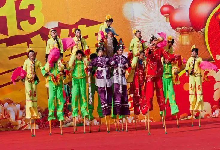 龙潭庙会演出:(3)东北《踩高跷》