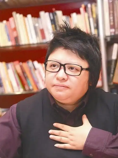 韩红:6岁没爹,为做公益倾家荡产,收养280个孤儿,51岁还没嫁