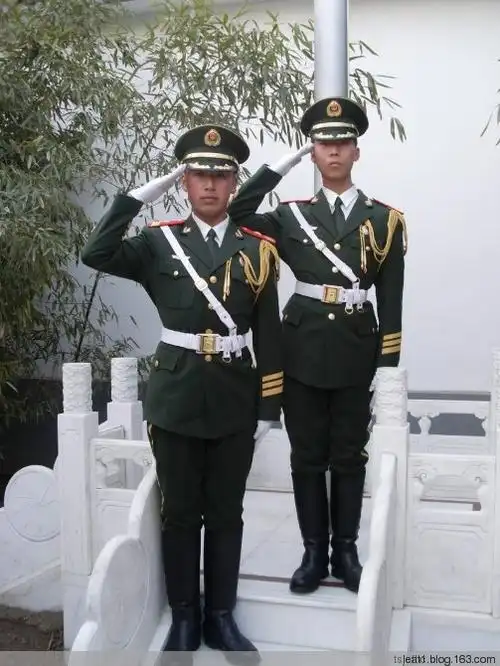军人的亮相