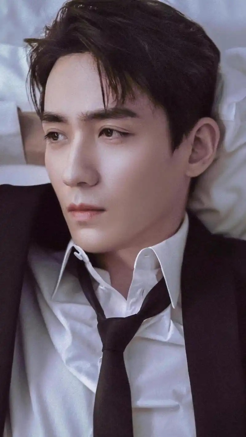 帅气型男朱一龙黑色西装写真