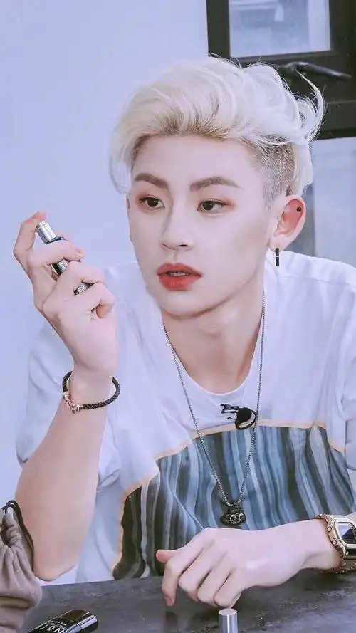 2022最新小鬼王琳凯壁纸高清图片 时尚帅气个性写真锁屏_明星手机壁纸