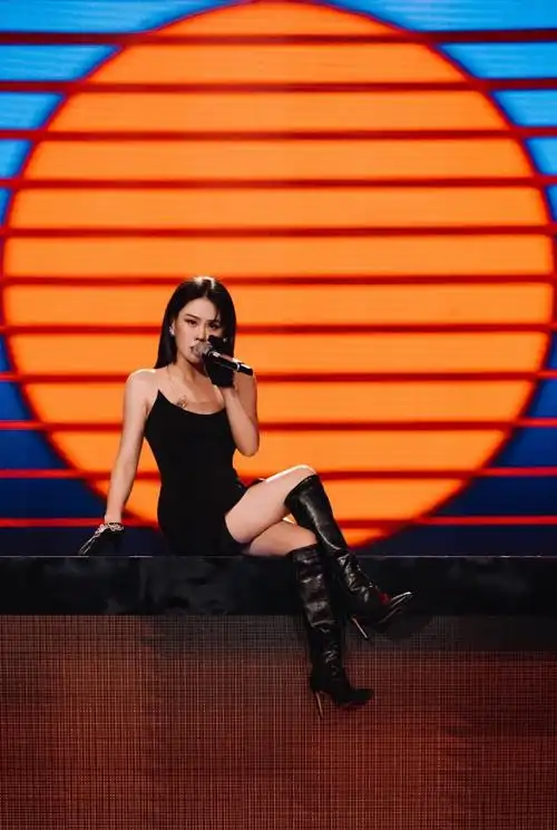 袁娅维的舞台造型绝了,黑色修身裙配黑色长靴,一颦一笑风情万种