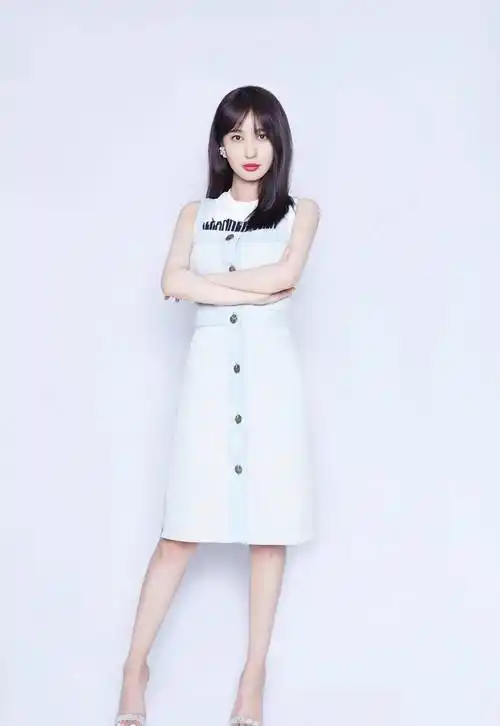 李菲儿身穿超短上衣现身机场,大胆秀出马甲线,纤细腰部令人羡慕_造型_