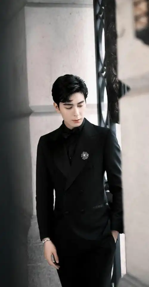 陈星旭的简约黑白搭配将高雅发挥的恰到好处绅士又儒雅帅气