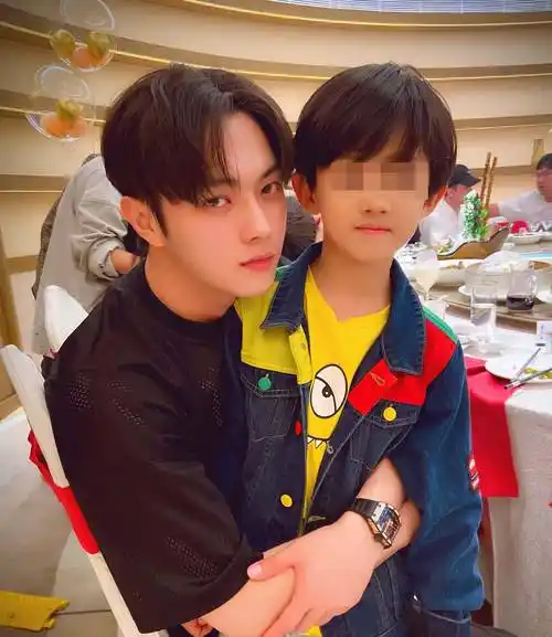 男星许凯拒绝和小朋友合照后,被大妈怒怼"这么牛啊"