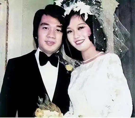 赵雅芝有过两段婚姻,她的老大和老二是在第一段婚姻中诞生,而老三则是