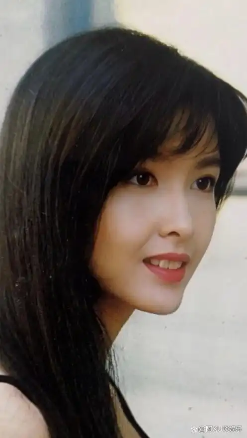 54岁冻龄女神周慧敏罕晒近照!单手摆姿势露甜美微笑