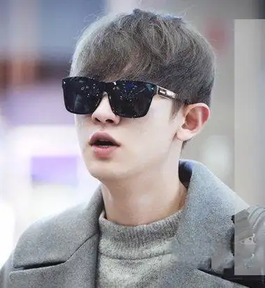 男生深灰亚麻色发型图片男生灰色系染发发型