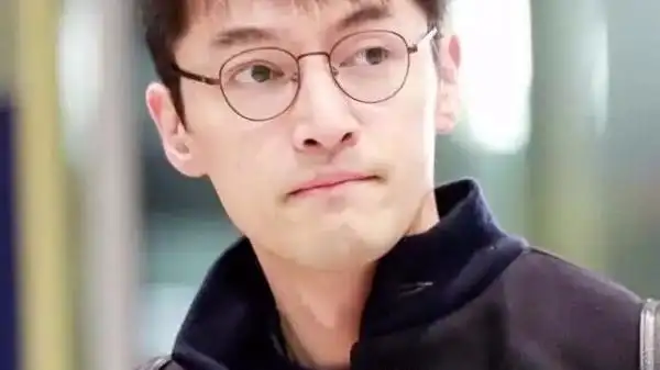 当男明星不化妆的时候,胡歌依旧要迷死人,谢霆锋才是真的厉害