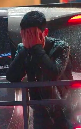 张杰情绪失控,雨中抱头痛哭!