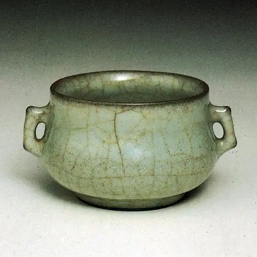 一是釉质的差异.宋代官窑器釉质肥厚,酥光宝晕,有玉质感.