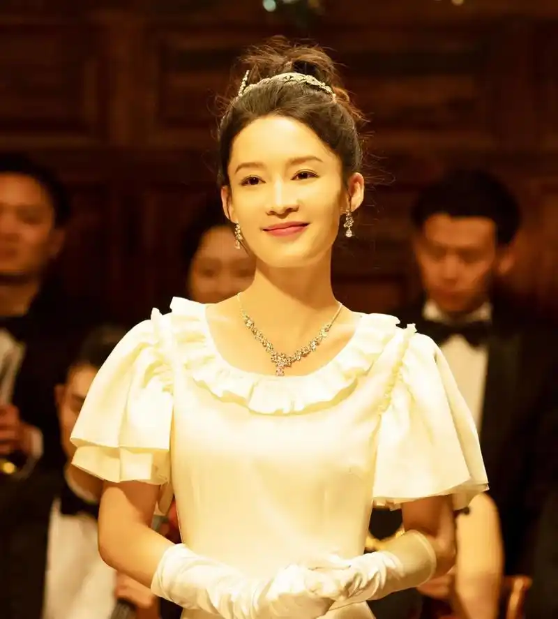 追风者》李沁演技爆发,沈近真角色深入人心 追风者》中,李沁饰演的沈