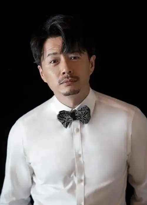 段奕宏三考中戏读书4年不回家年初四在宿舍为陶虹做手抓饭