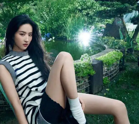 短裤搭配堆堆袜将刘亦菲的大长腿展现出来,修长白皙的美腿可以成为"