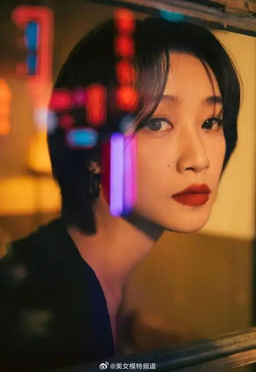 蓝盈莹复古摩登红裙写真释出 妆容精致露锁骨氛围感满满__财经头条