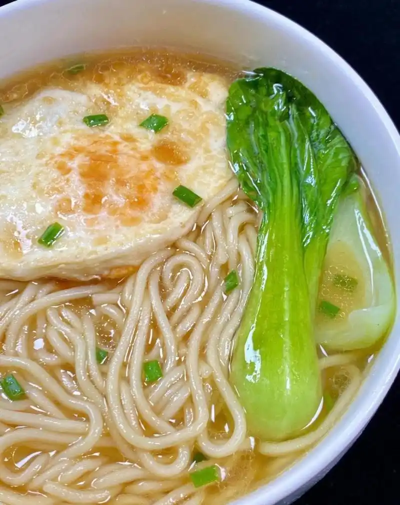 多少次早起就为了这一碗!!今天分享美味的煎蛋清汤面,热腾腾的巨好吃!