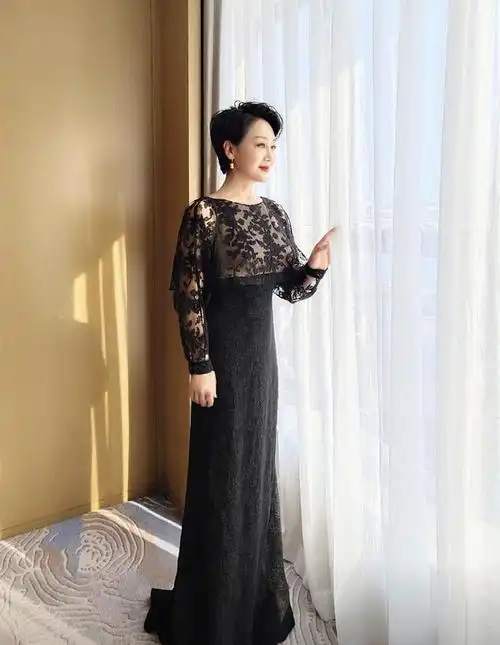 王姬大胆穿鱼尾连衣裙配长卷发高级又有韵味57岁气场愈发强大