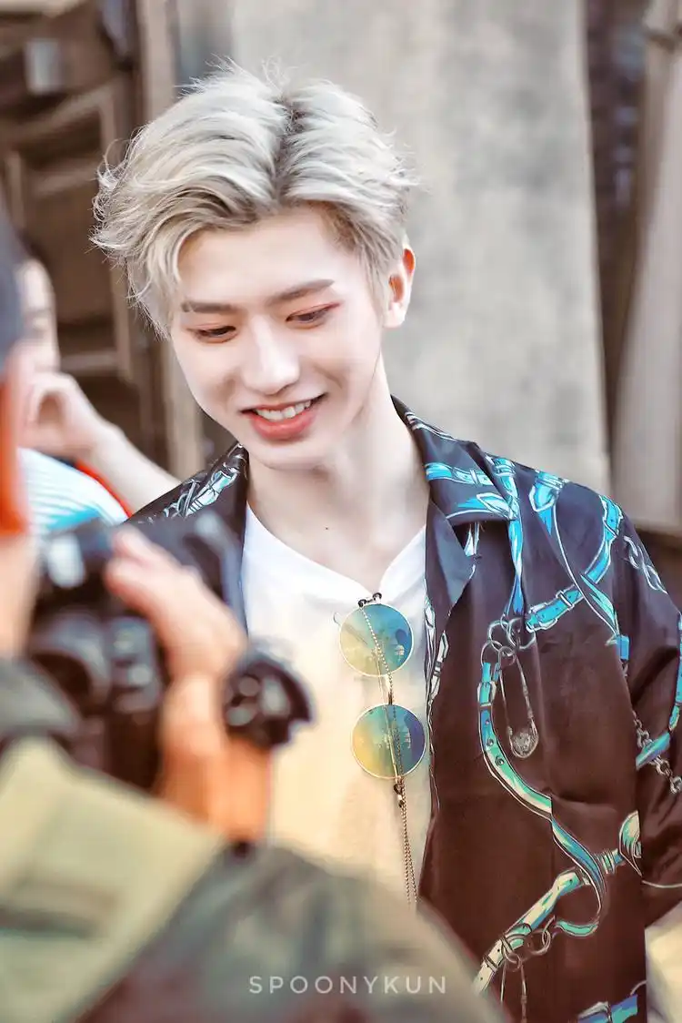 百分九男团美式风格造型路透,蔡徐坤随意洒脱,陈立农清新自然!