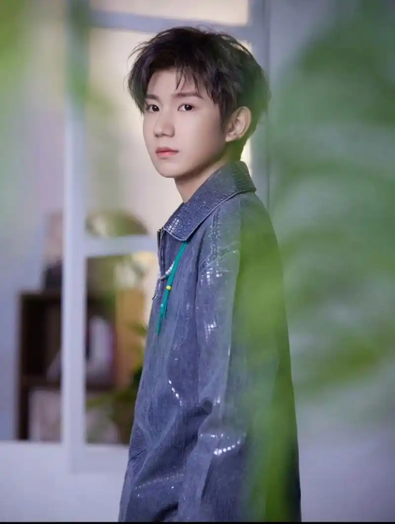 王源帅照来袭,一身blingbling蓝色套装,帅气阳光少年一枚#明星写真