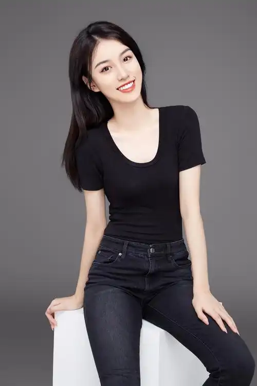 王梓莼参加北电70周年校庆无滤镜直播出镜气质出众