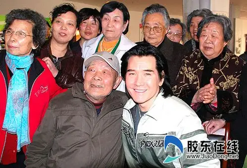 老人们争相与费翔合影