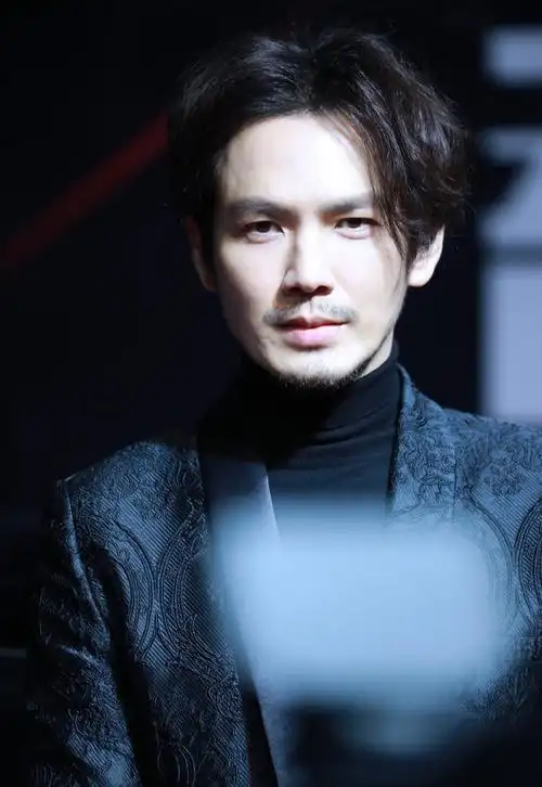 44岁钟汉良蓄胡子啦留了一个八字胡秒变潮叔帅到60岁都没问题