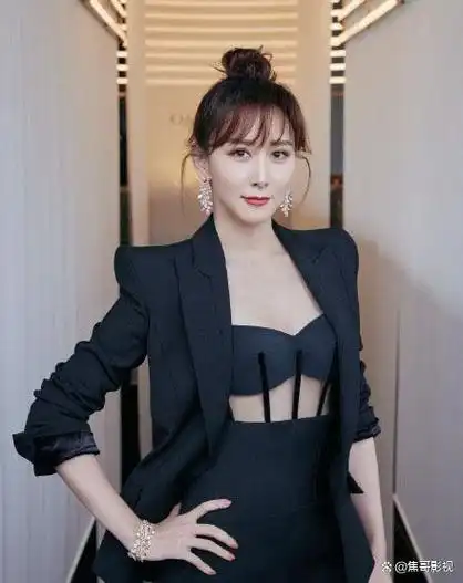 胡静丸子头低调优雅写真图片