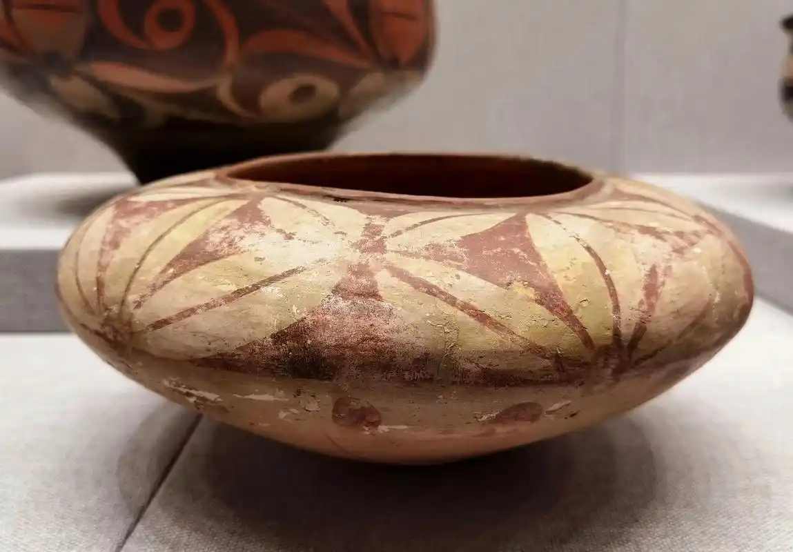 彩纹陶器·大汶口文化 5000年前祖先们不光懂得极简,还娴熟运用色彩和