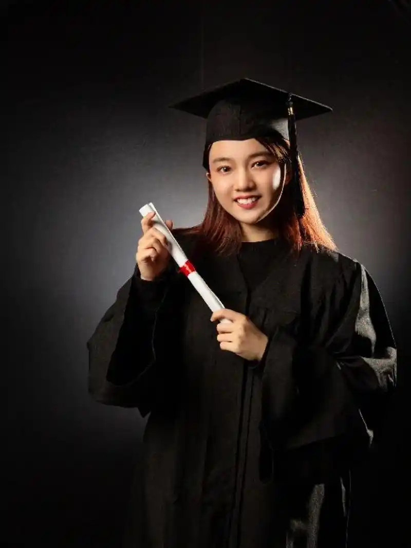 毕业季|在英国补了个本科学士服毕业照 96去年因为疫情,毕业照也没