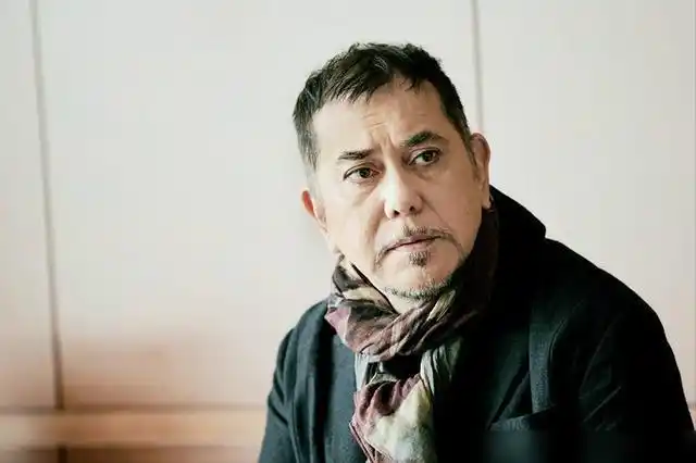 黄秋生逃台又返港避疫,被两方网民怒骂,自称其祖宗是欧洲人!