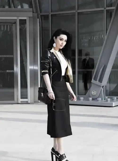 范冰冰酷爽装扮吸睛 范冰冰黑白亮相巴黎时装周