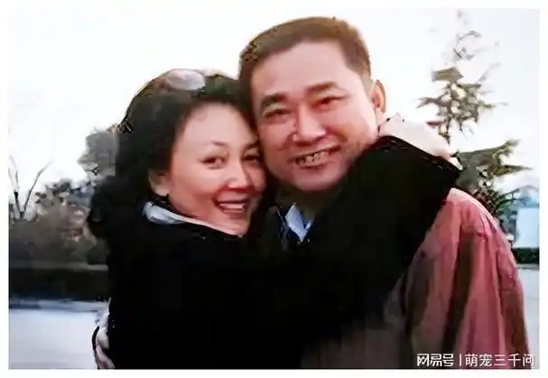 她与丈夫恩爱45年零绯闻,如今66岁直面衰老,比刻意扮嫩更美