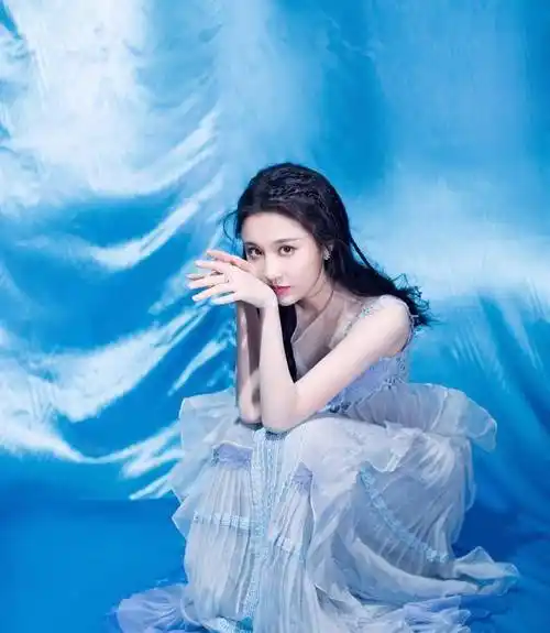 明星写真:"谋女郎"张慧雯蓝色鱼尾裙时尚靓丽,温柔温柔有气场_气质