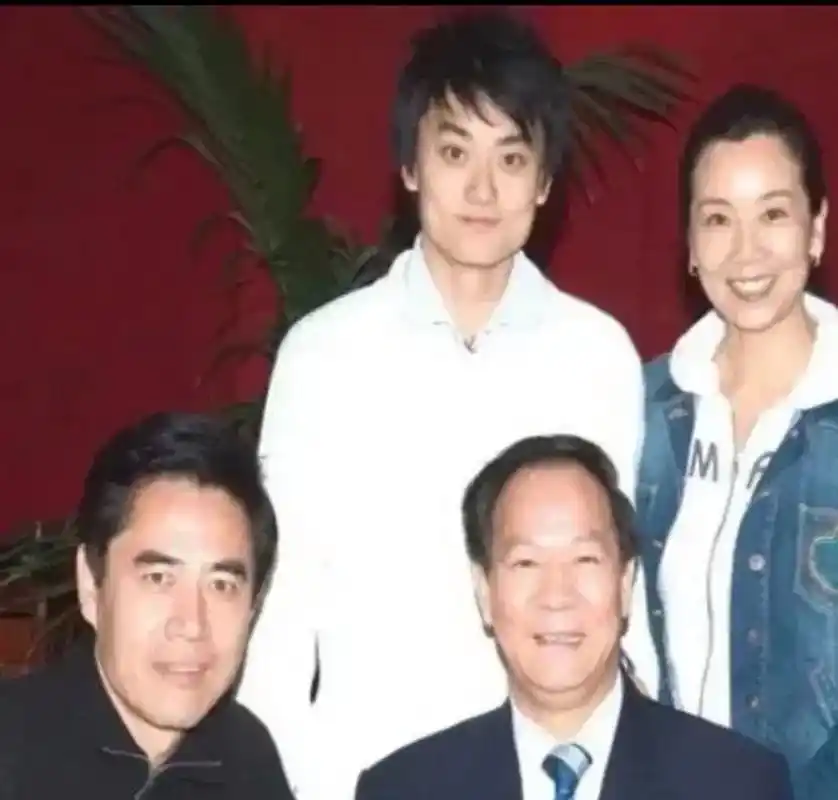 陈宝国全家福,老婆温柔贤淑一脸"旺夫相",儿子英俊潇洒,一家子高颜值