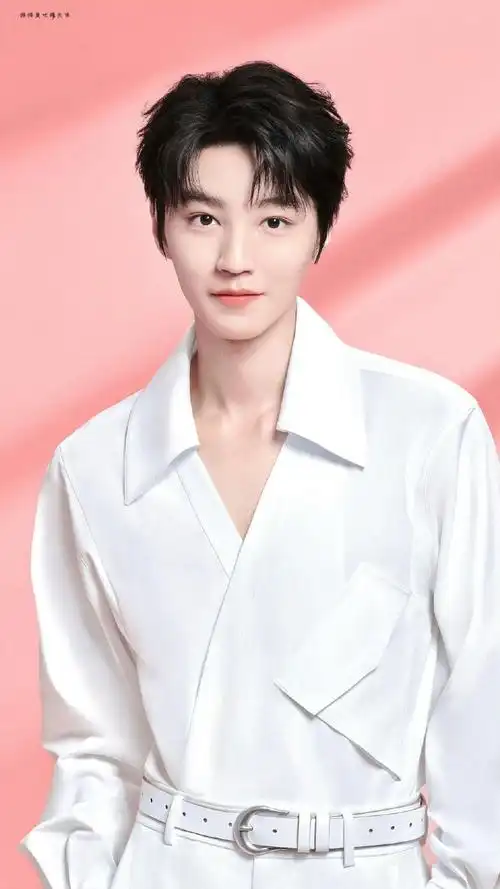 不穿上衣咳咳不是反正他穿什么都是最帅的@tfboys-王俊凯