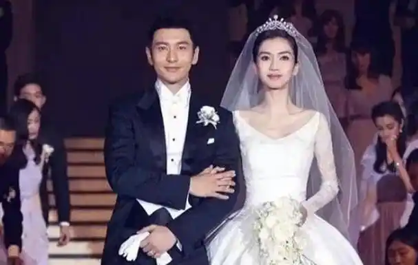 但是最后和他结婚的却是杨颖,她成功的拜服在杨颖的石榴裙之下.