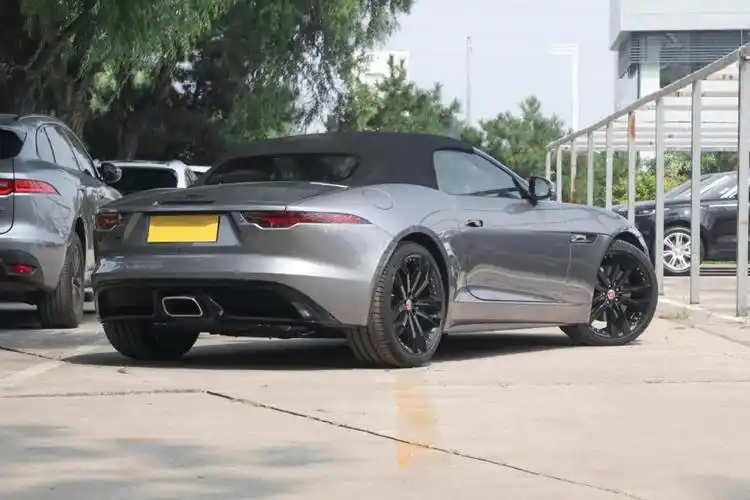 为年轻人打造的跑车,2.0t坐拥300马力,2门2座设计,捷豹f-type