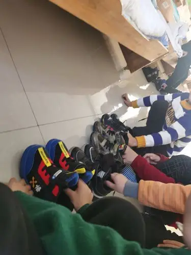 小朋友自己脱鞋,摆鞋,看看他们摆的多整齐