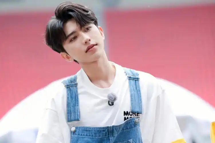 蔡徐坤奔跑吧壁纸哦超高清的哦