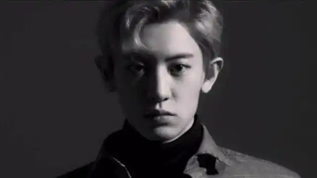 吞云吐雾中,原本面无表情的朴灿烈嘴角忽然扬起一抹不易察觉的笑容.