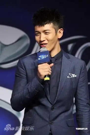 柯震东侧脸帅气