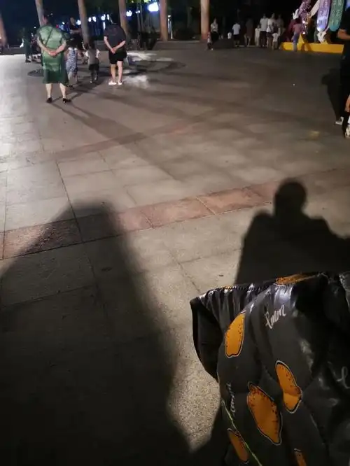 晚上散步最受不了什么随风飘来的烟味儿