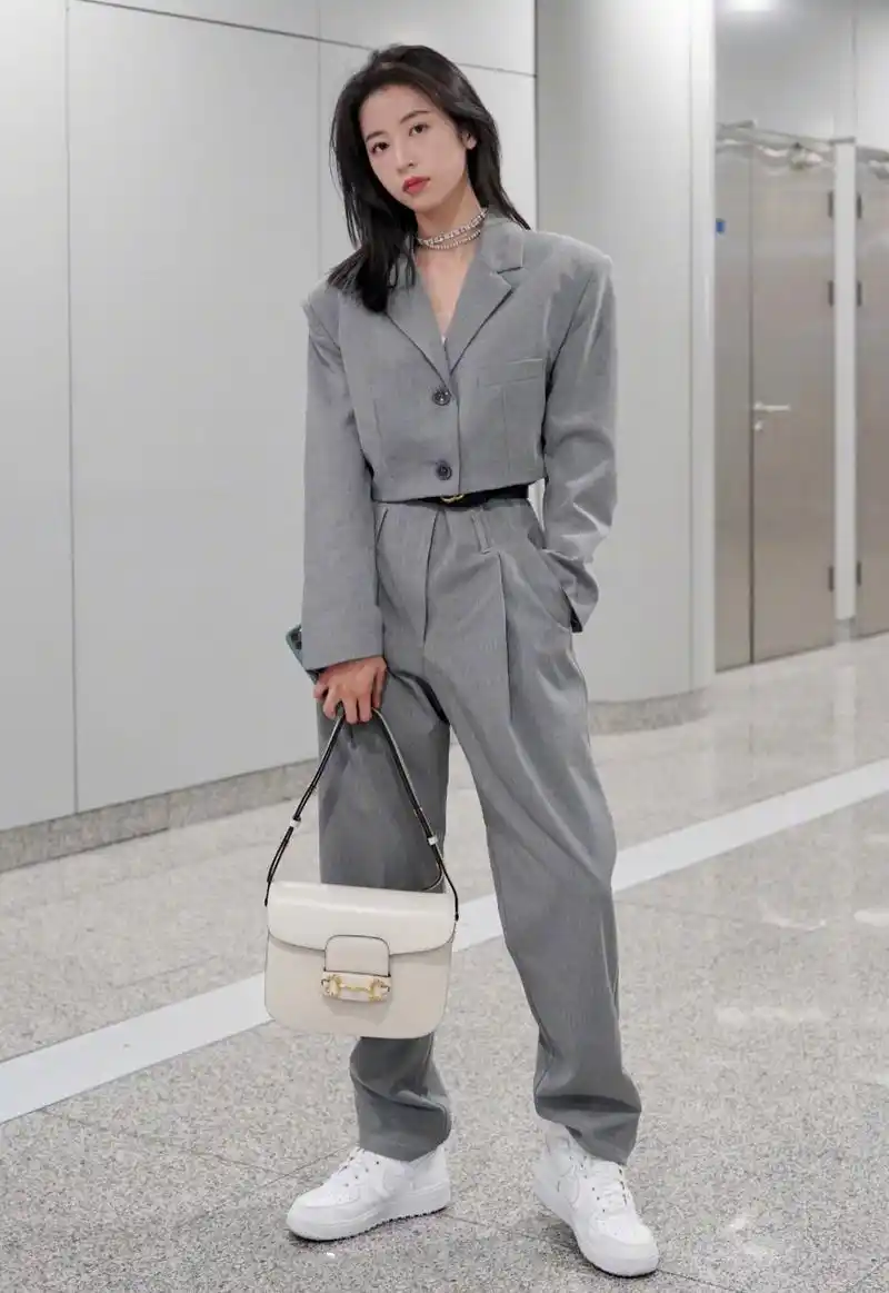 西装本命周雨彤来了,高级灰西服套装混搭运动鞋,白色皮包好洋气