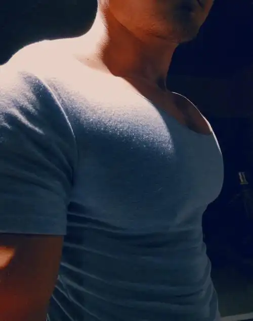 理工男化身明星私教胸肌健壮到撑破背心还有能顶纸杯的绝招