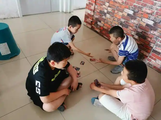 下课玩耍的孩子