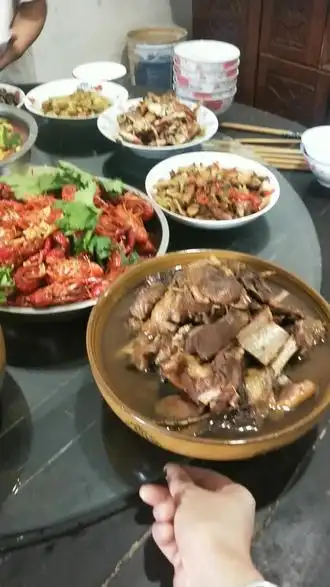 晚上在大哥家吃饭一家人在一起就是幸福是我侄媳妇做的菜很好吃