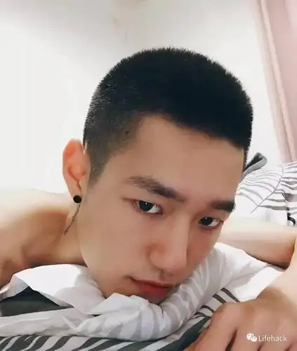 长这么大,换过很多种发型 剪来剪去,还是寸头最得朕心 ▼ 不好意思 我