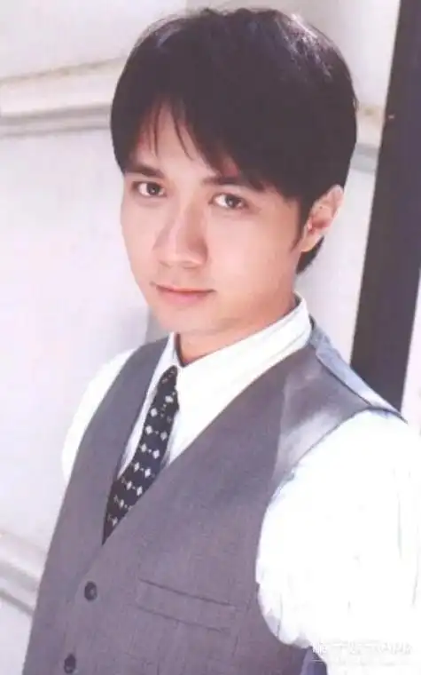 古巨基:中国香港男歌手,演员,主持人. 1991年进入演艺圈 - 抖音