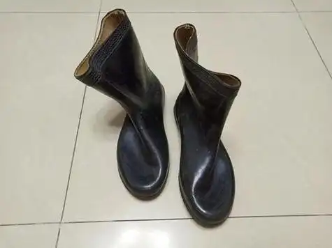 偷穿了别人的雨鞋