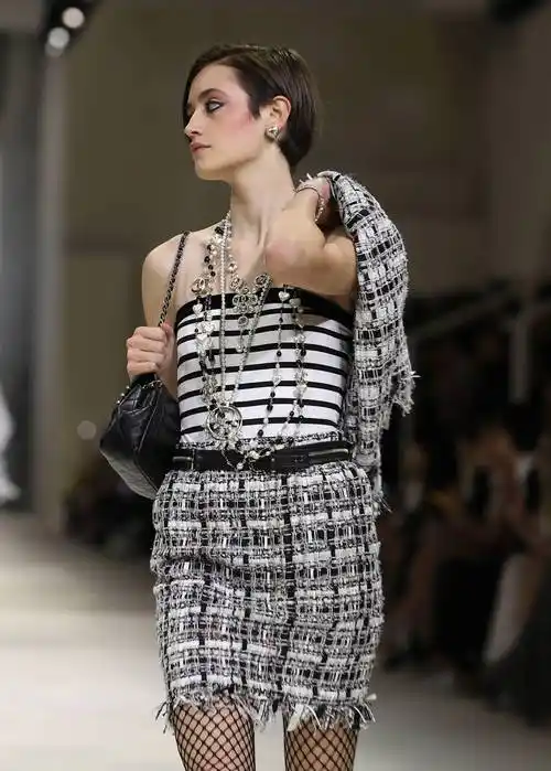 模特在阿联酋迪拜展示香奈儿品牌2021/22早春度假系列新品时装